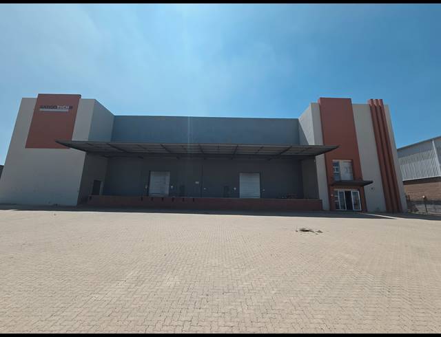 3,234M² WAREHOUSE FOR SALE IN COSMO BUSINESS PARK